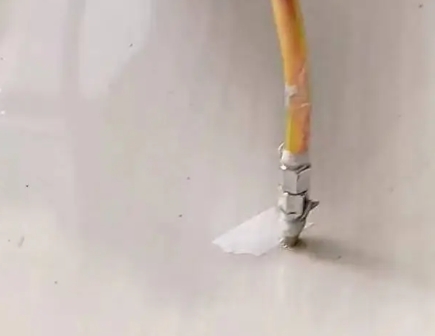 克东瓷砖空鼓维修公司专业解答在瓷砖铺贴过程中，如果使用的砂料过粗（如全部使用了粗砂），可能会导致以下问题